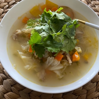 お出汁と野菜、鶏肉の旨味たっぷりバリ風スープ
